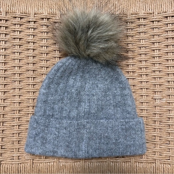 Aritzia Auxiliary Jay Peak Beanie Grey NWT Italian Yarn Pom Pom - Picture 2 of 4